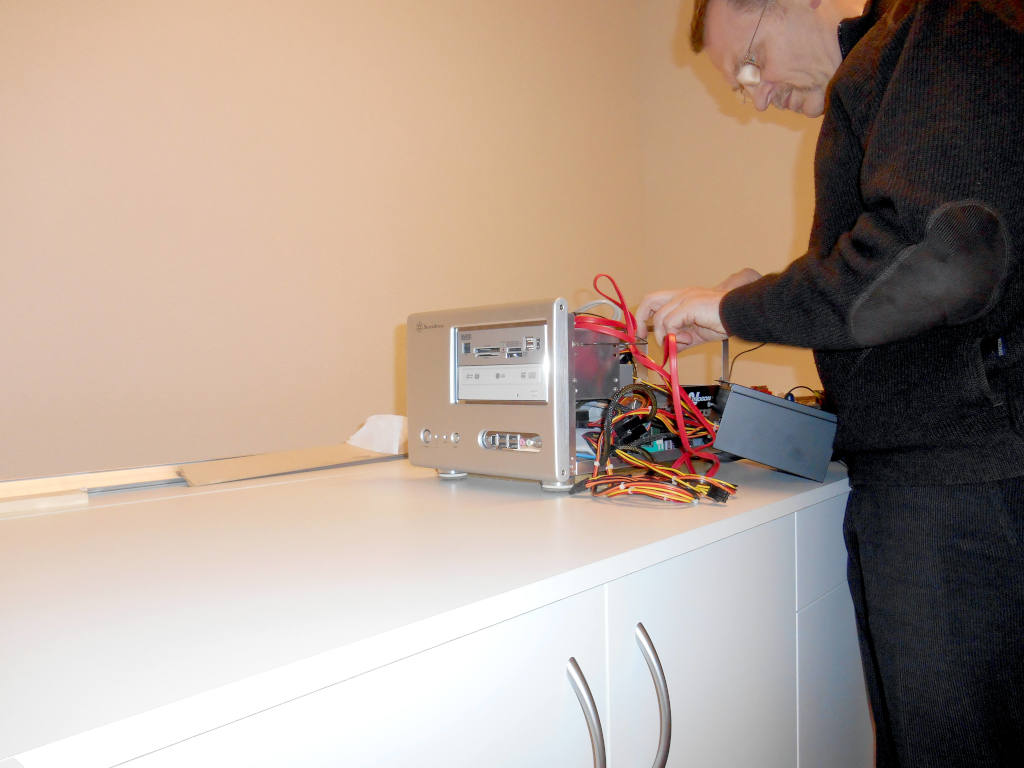 afb 001: Werkbank pc, bezig met verbeteren systeemkast pc.